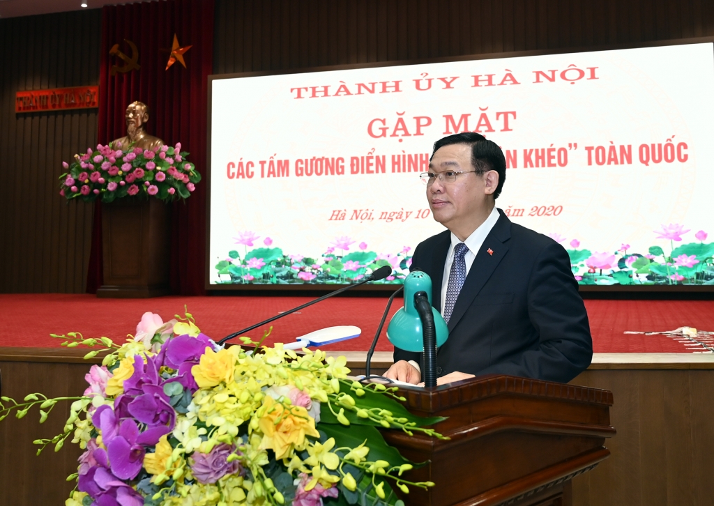 Bí thư Thành ủy Vương Đình Huệ phát biểu tại buổi gặp mặt