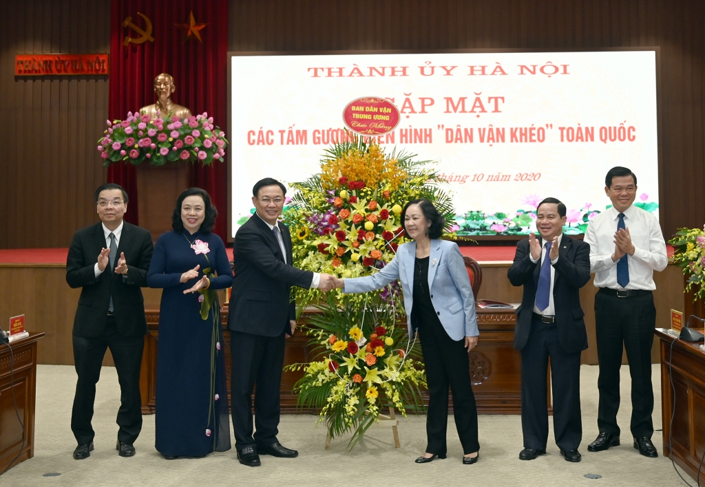 Các đồng chí lãnh đạo thành phố Hà Nội tặng hoa chúc mừng Ban Dân vận Trung ương nhân 90 năm Ngày truyền thống công tác Dân vận của Đảng