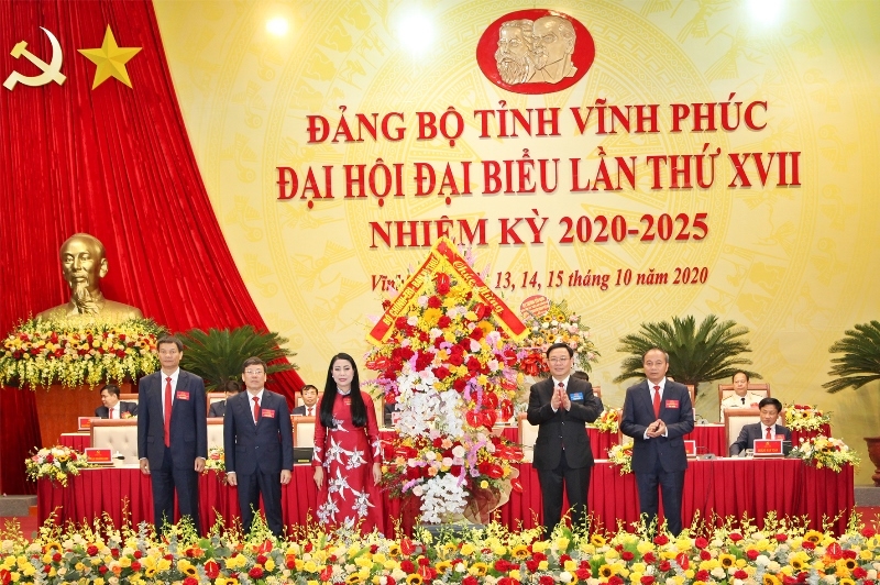 Ủy viên Bộ Chính trị, Bí thư Thành ủy Hà Nội Vương Đình Huệ tặng hoa chúc mừng đại hội