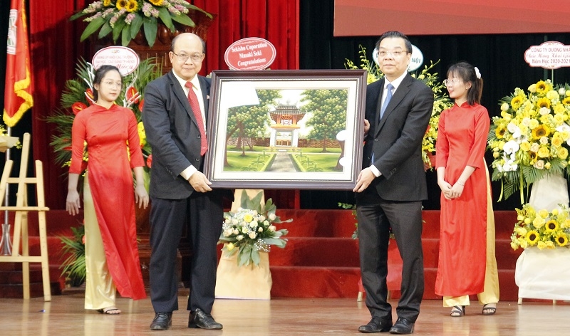 Chủ tịch UBND thành phố Chu Ngọc Anh tặng bức tranh về Hà Nội cho Trường Đại học Bách khoa Hà Nội