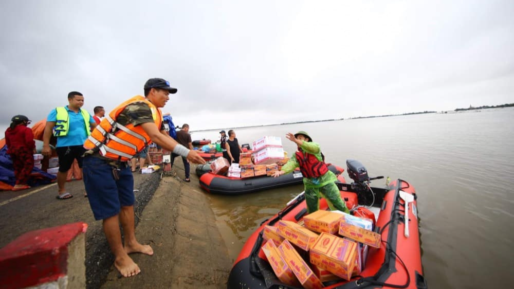 Thành viên của PVC vận chuyển hàng hóa hỗ trợ nhân dân bị ảnh hưởng bởi lũ lụt
