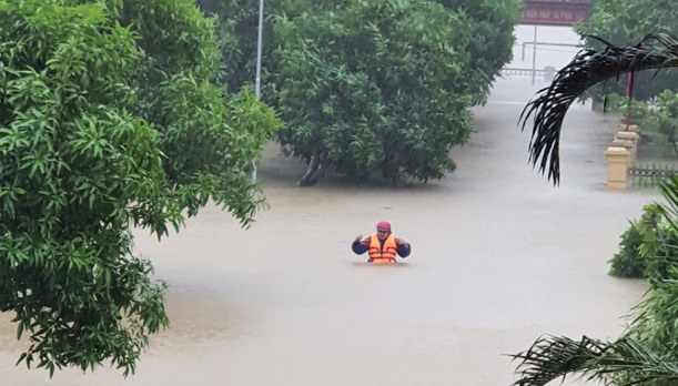 Hà Tĩnh: Nhiều xã vùng hạ lưu hồ Kẻ Gỗ bị cô lập hoàn toàn - Ảnh 3.