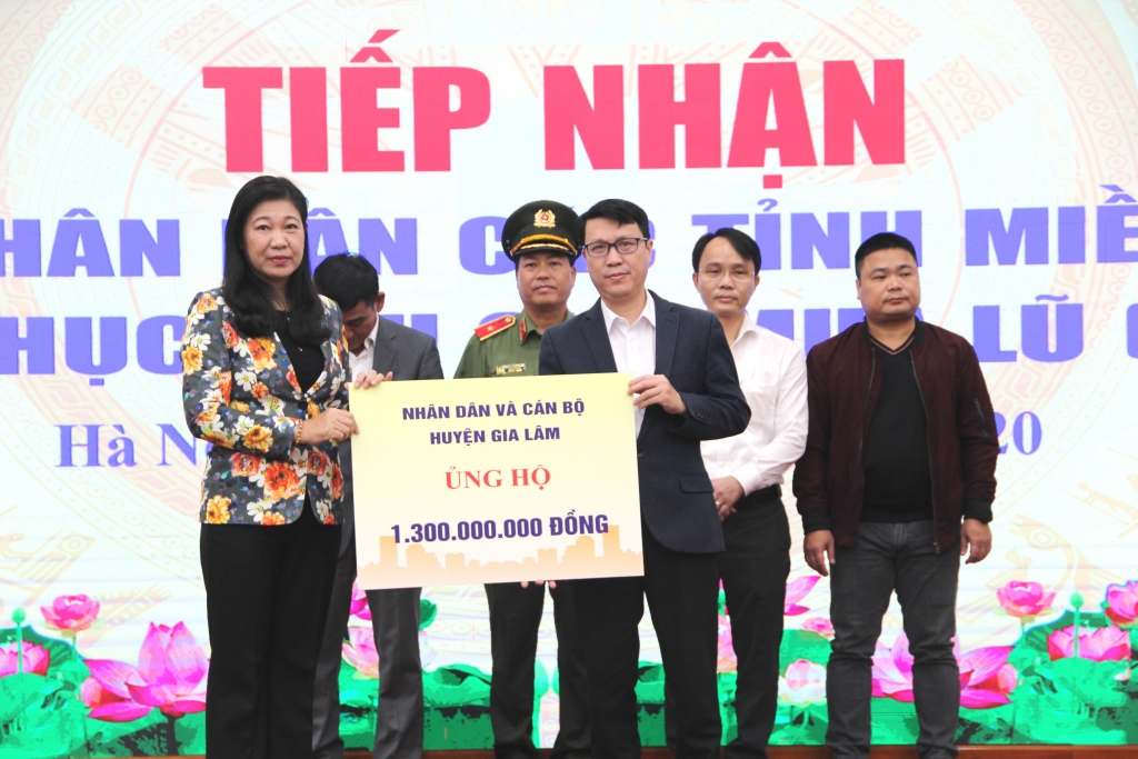 Chủ tịch Ủy ban MTTQ Việt Nam TP Hà Nội Nguyễn Lan Hương tiếp nhận ủng hộ