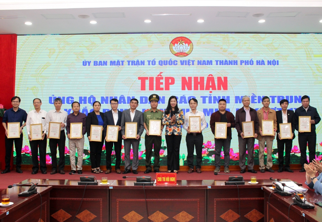 Chủ tịch Ủy ban MTTQ Việt Nam TP Nguyễn Lan Hương trao chứng nhận ủng hộ cho các đơn vị, cá nhân, nhà hảo tâm