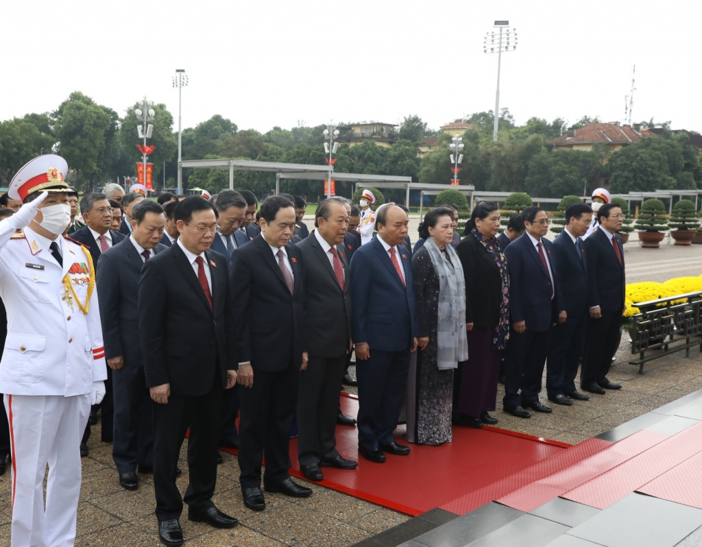 Các đồng chí lãnh đạo Đảng, Nhà nước, các đại biểu Quốc hội kính cẩn nghiêng mình, bày tỏ lòng thành kính trước anh linh Chủ tịch Hồ Chí Minh.