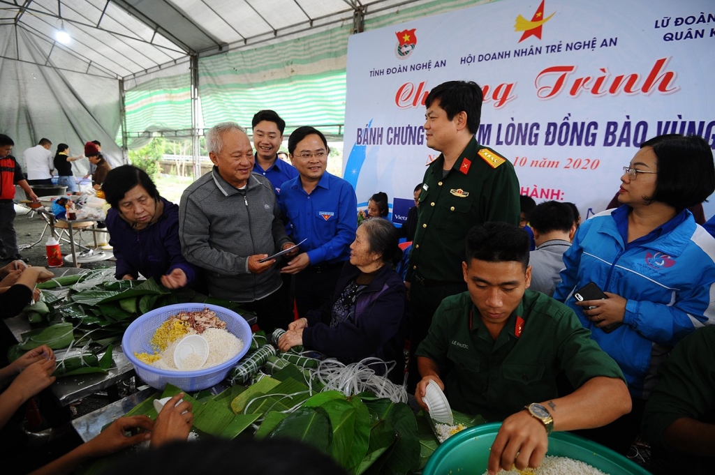 Anh Nguyễn Anh Tuấn động viên, sẻ chia người dân, đoàn viên thanh niên gói bánh chưng chi viện đồng bào miền Trung bị lũ lụt