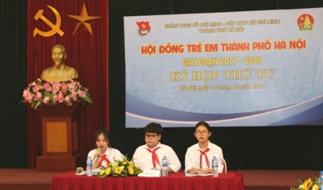 Nguyễn Như Khôi (giữa) điều hành phiên họp của Hội đồng trẻ em thành phố Hà Nội