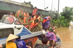 tap trung ung pho bao so 8 va cuu tro khan cap nguoi dan vung ngap lu