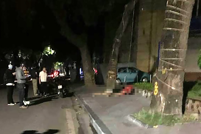 Hiện trường vụ tai nạn khiến 2 cô gái trẻ thương vong trên phố Lê Thái Tổ (quận Hoàn Kiếm, Hà Nội)