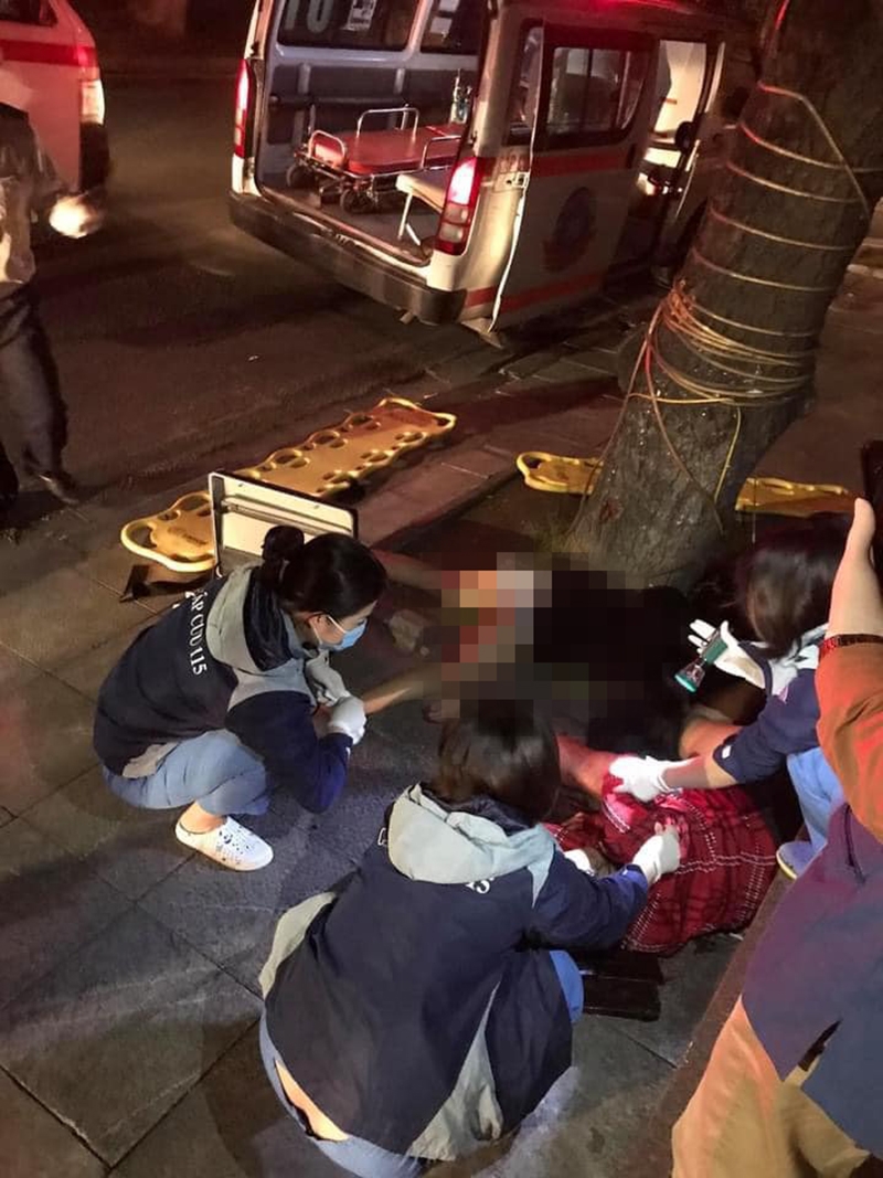 Lực lượng chức năng quận Hoàn Kiếm (Hà Nội) nhanh chóng có mặt, đưa người bị thương vào Bệnh viện cấp cứu