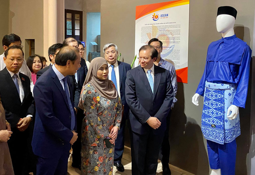 Thưởng lãm vẻ đẹp trang phục truyền thống 10 nước ASEAN