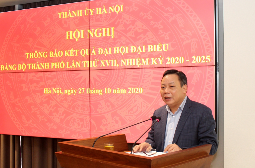 Phó Bí thư Thành ủy Nguyễn Văn Phong thông báo kết quả Đại hội Đảng bộ TP Hà Nội tại hội nghị