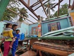 Người trẻ nghĩ cách giúp gia đình gượng dậy sau bão số 9