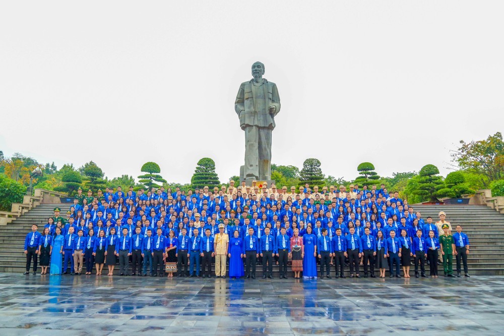 Trước giờ khai mạc Phiên thứ nhất Đại hội đại biểu Đoàn Thanh niên Cộng sản Hồ Chí Minh tỉnh Nghệ An lần thứ XVIII, nhiệm kỳ 2022 - 2027, Thường trực Tỉnh đoàn Nghệ An cùng 350 đại biểu là đoàn viên ưu tú đã có mặt tại Quảng trường Hồ Chí Minh (thành phố Vinh) để dâng hoa, báo công với Bác.  Ảnh: Đình Tuyên