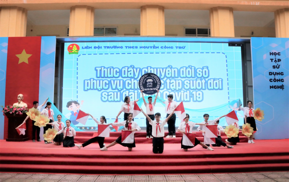 Rất nhiều tiết mục văn nghệ đặc sắc được học sinh trường THCS Nguyễn Công Trứ biểu diễn tại buổi lễ.