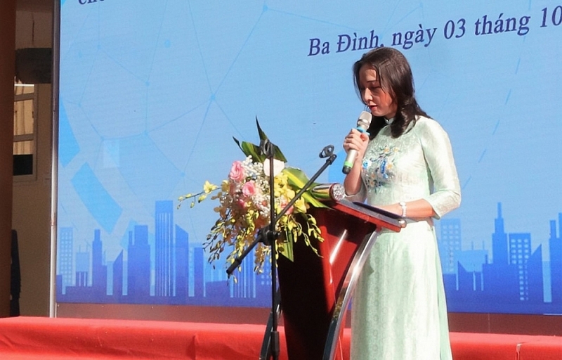 Bà Nguyễn Thị Thu Thuỷ - Hiệu trưởng Trường THCS Nguyễn Công Trứ phát biểu hưởng ứng tại buổi lễ.