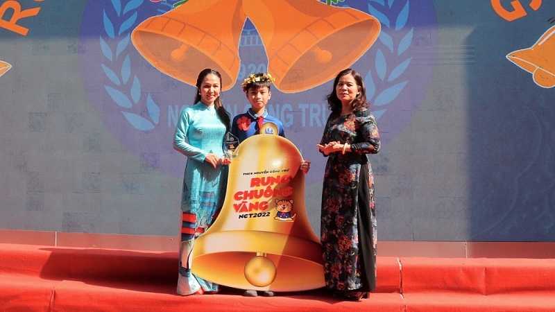 Bà Phạm Thị Ngọc Lan - Phó Trưởng phòng GD&ĐT quận cùng đại diện nhà trường trao thưởng cho học sinh xuất sắc nhất cuộc thi Rung chuông vàng.