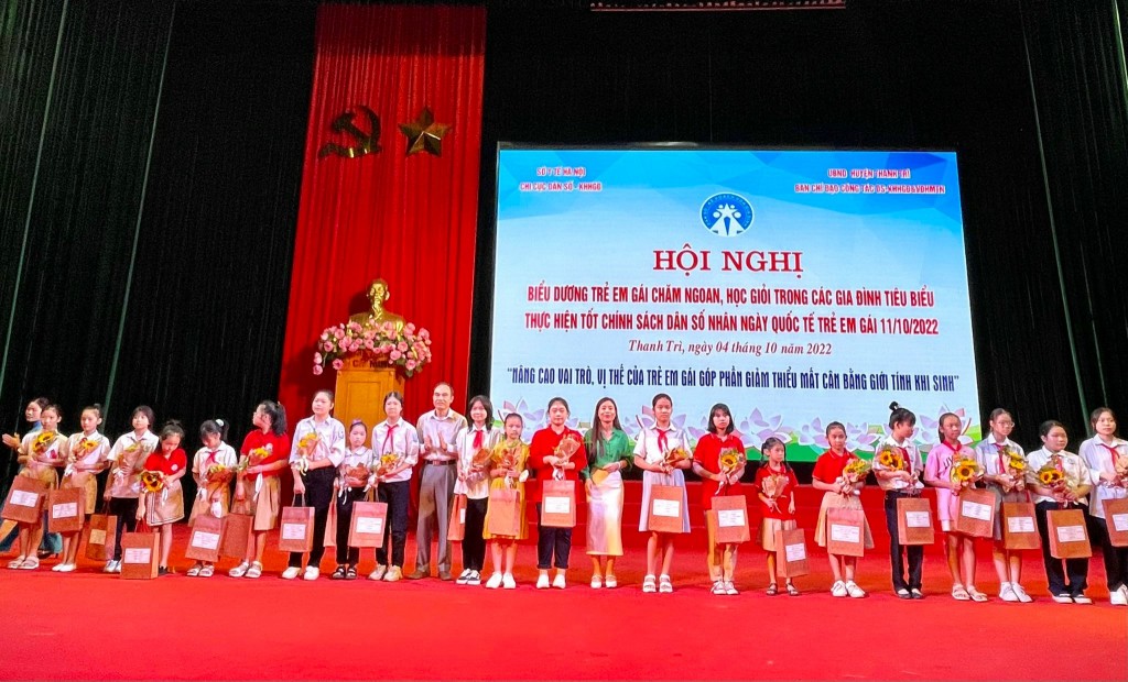Huyện Thanh Trì biểu dương 100 trẻ em gái chăm ngoan, học giỏi năm 2022.