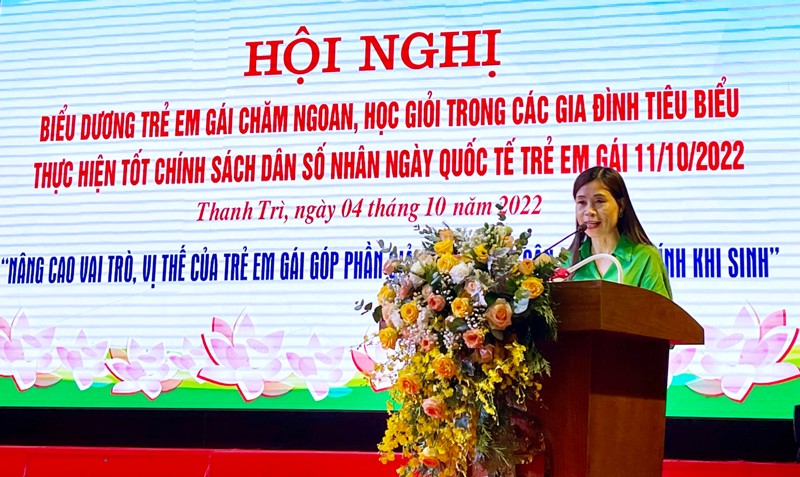 Bà Nguyễn Minh Xuân, Phó Chi cục trưởng Chi cục Dân số - Kế hoạch hóa gia đình Hà Nội phát biểu tại hội nghị.