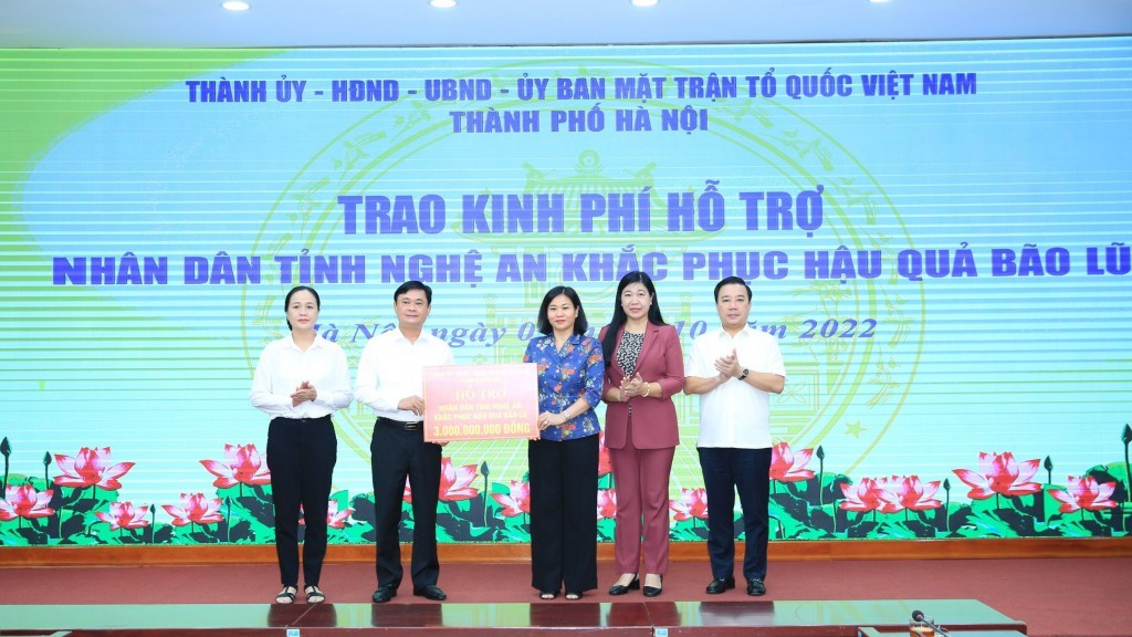 TP Hà Nội trao kinh phí hỗ trợ Nhân dân tỉnh Nghệ An khắc phục hậu quả bão lũ
