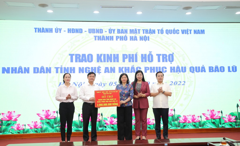 TP Hà Nội trao kinh phí hỗ trợ Nhân dân tỉnh Nghệ An khắc phục hậu quả bão lũ