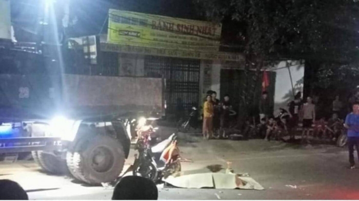 Nam thanh niên tử vong sau va chạm với ô tô tải ở Bắc Giang