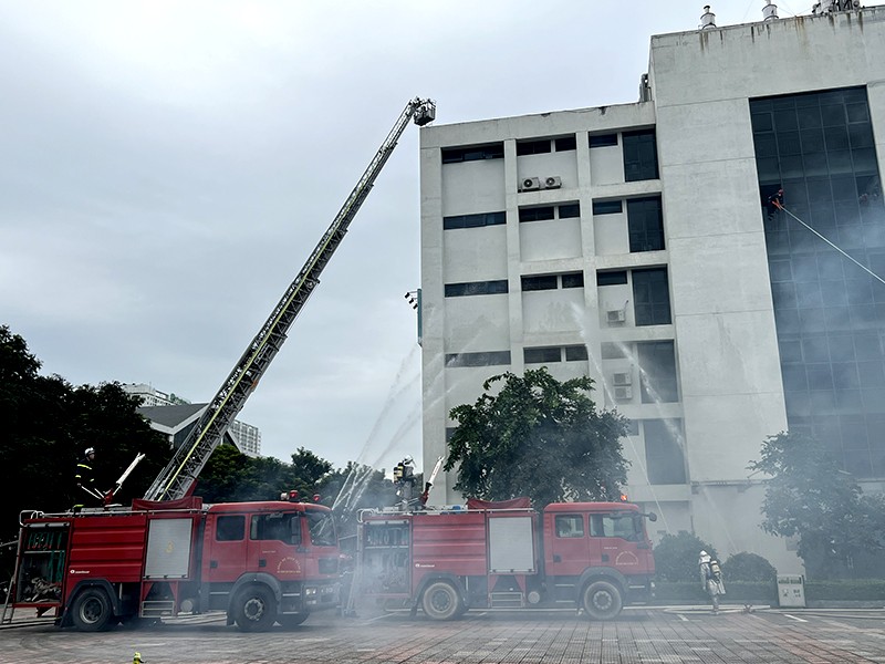 Cảnh sát diễn tập đu dây giải cứu nhiều người mắc kẹt trong đám cháy tại Trường ĐH Y tế cộng đồng