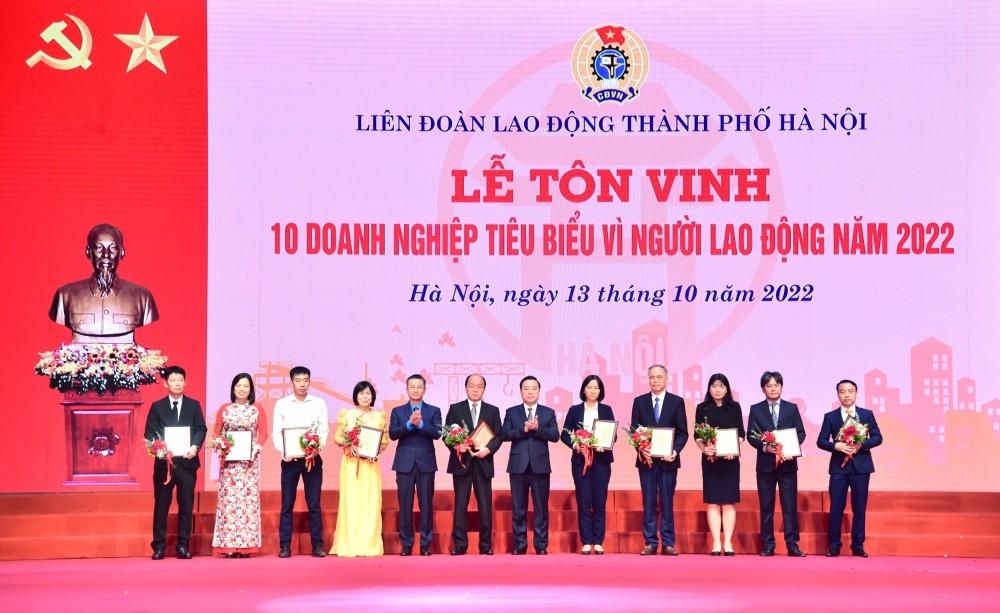 Hà Nội tôn vinh 10 doanh nghiệp tiêu biểu vì người lao động Hà Nội tôn vinh 10 doanh nghiệp tiêu biểu vì người lao động