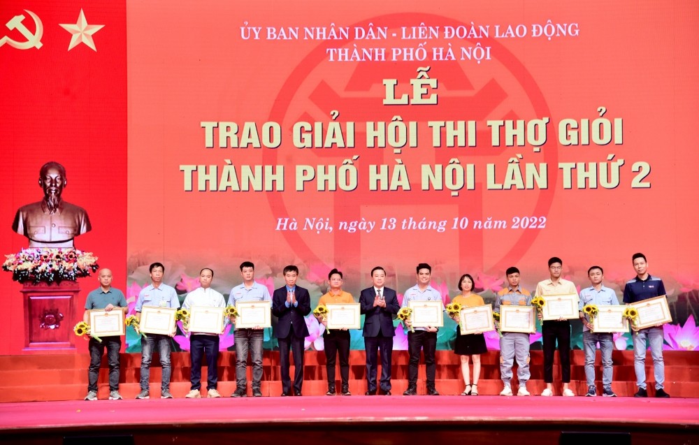 Hà Nội tôn vinh 10 doanh nghiệp tiêu biểu vì người lao động Hà Nội tôn vinh 10 doanh nghiệp tiêu biểu vì người lao động