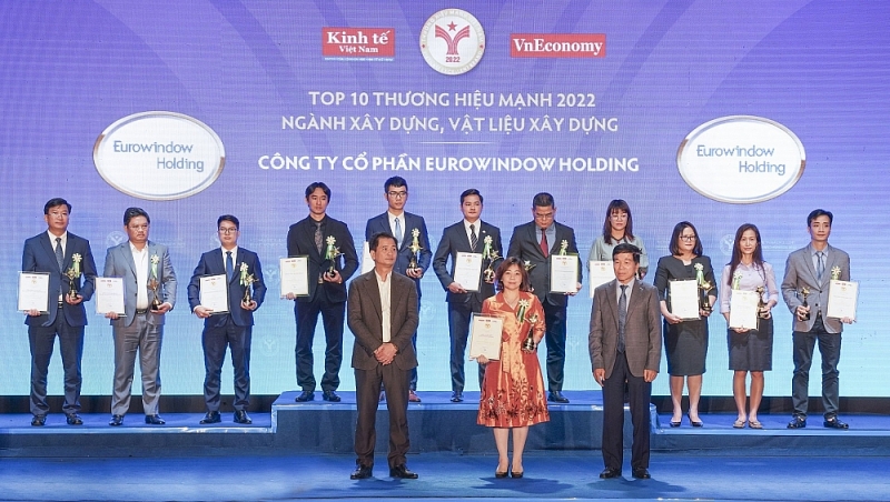 Đại diện Eurowindow Holding - bà Nguyễn Thanh Mai, Phó Tổng giám đốc - nhận giải thưởng Thương hiệu Mạnh Việt Nam 2022 ngành Xây dựng - Vật liệu xây dựng.
