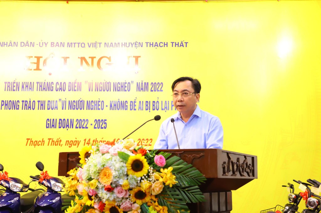 Ông Nguyễn Mạnh Hồng (Phó Bí thư Huyện ủy, Chủ tịch UBND huyện Thạch Thất) phát biểu tại hội nghị