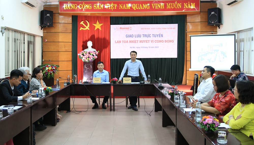 Trưởng ban Thi đua - Khen thưởng thành phố Nguyễn Công Bằng phát biểu tại buổi giao lưu.