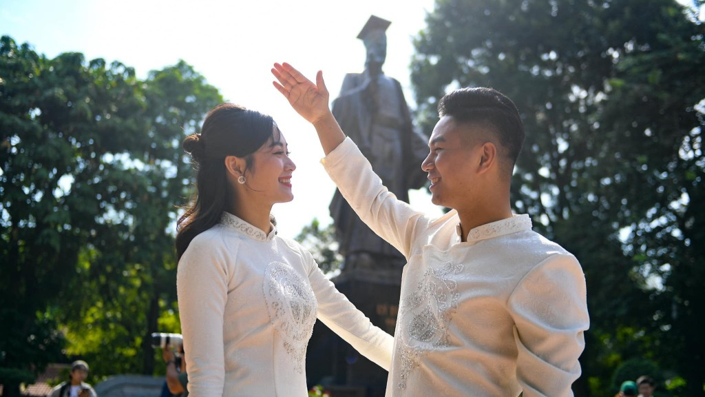 18 cặp đôi tổ chức lễ cưới tập thể dâng hương tại tượng đài vua Lý Thái Tổ