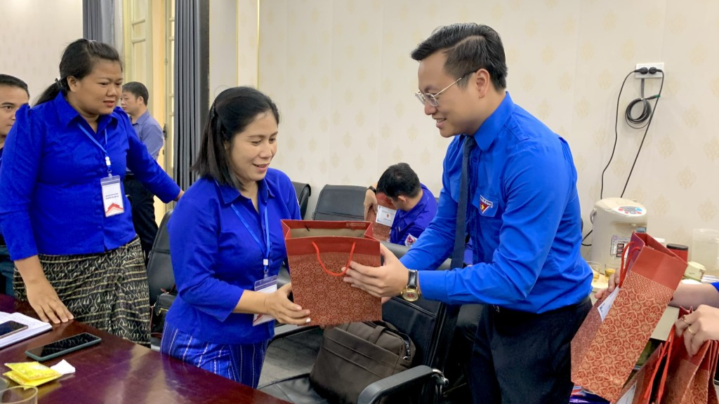 Phó Bí thư Thành đoàn Hà Nội Trần Quang Hưng tặng quà tới các thành viên đoàn đại biểu