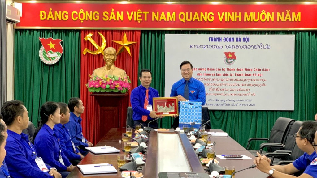 Đoàn đại biểu Thành đoàn Viêng Chăn thăm, làm việc tại Thành đoàn Hà Nội