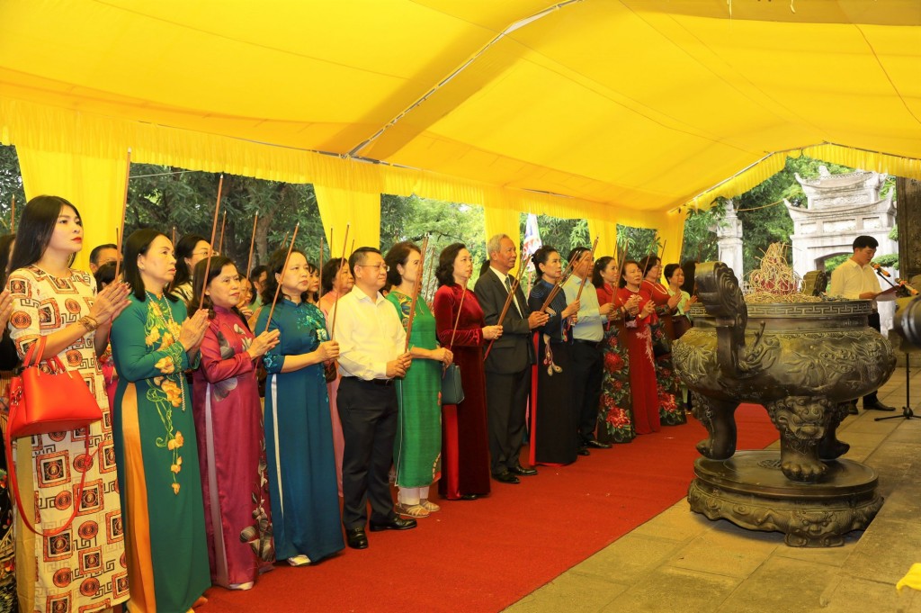 Câu lạc bộ Phụ nữ với di sản dâng hương tại đền Hai Bà Trưng, huyện Mê Linh