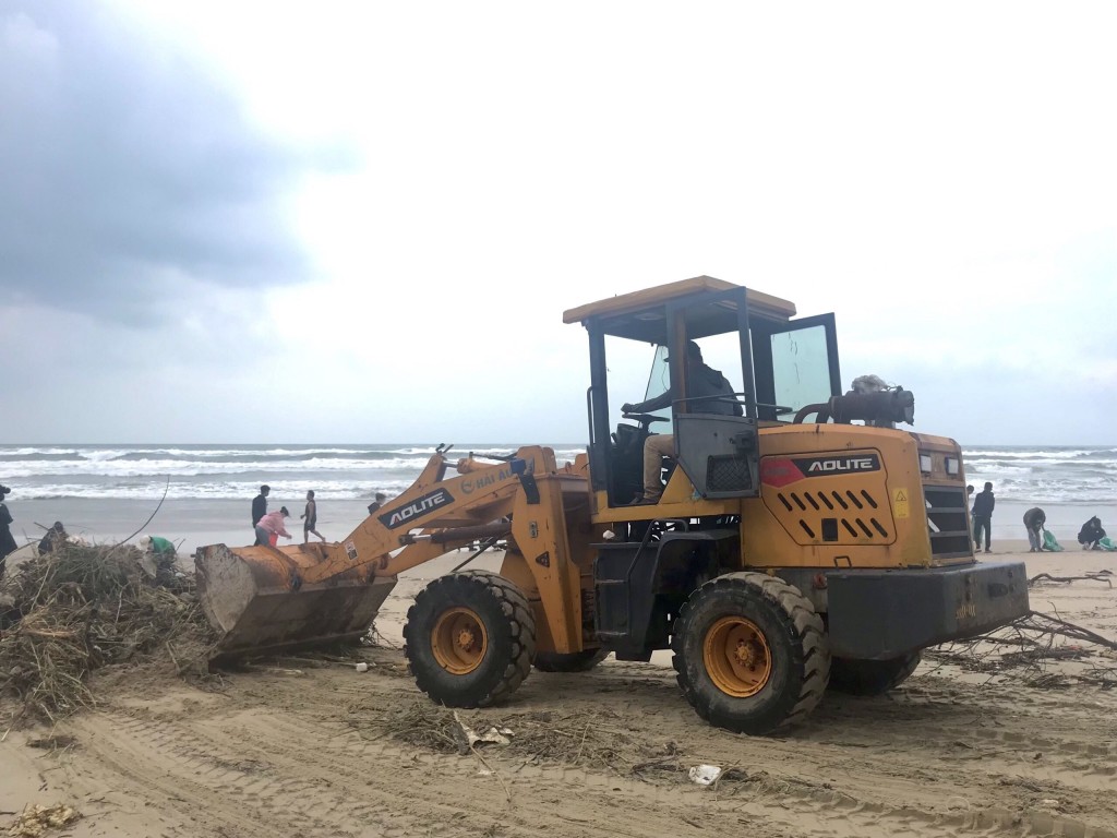 Đà Nẵng: Hơn 1.300 tình nguyện viên ra quân làm sạch bãi biển sau mưa lũ