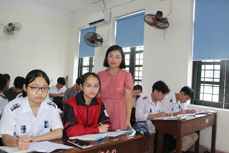 TS. Trần Thị Hà Phương là một trong 10 cá nhân được vinh danh “Công dân Bắc Gianh ưu tú” với các học trò lớp 12 chuyên Toán