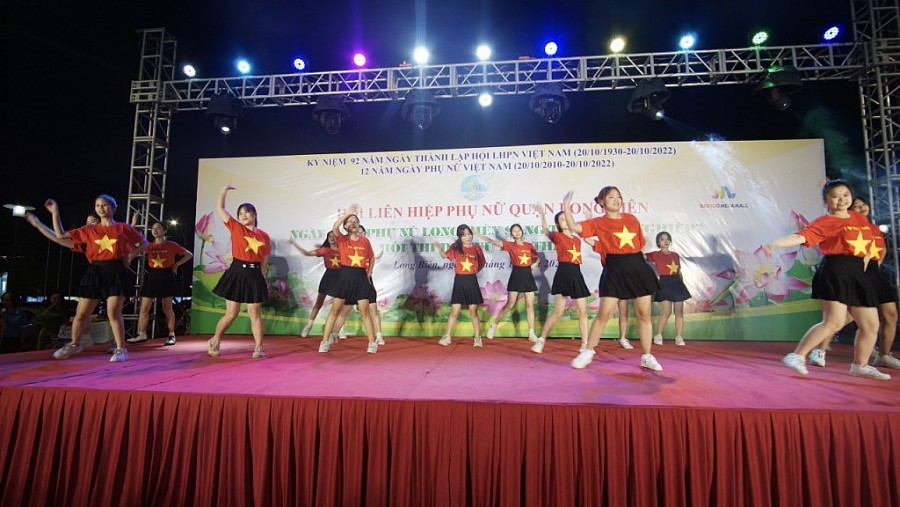 Một tiết mục thi dân vũ tại quận Long Biên