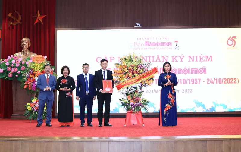 Ủy viên Trung ương Đảng, Phó Bí thư Thường trực Thành ủy Hà Nội Nguyễn Thị Tuyến tặng hoa chúc mừng Báo Hànộimới.
