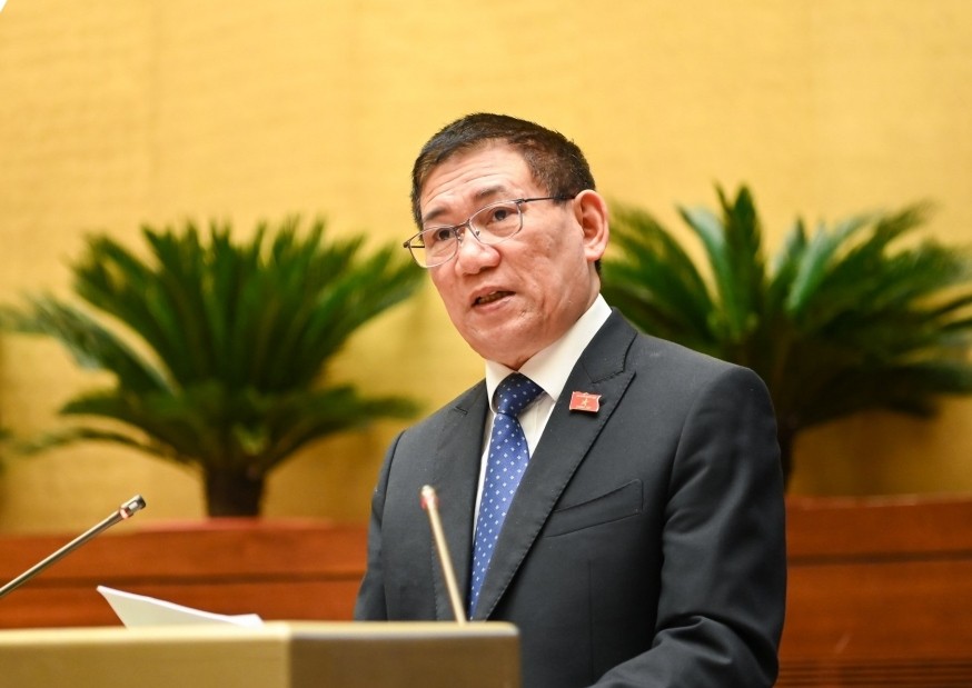 Bộ trưởng Bộ Tài chính Hồ Đức Phớc báo cáo trước Quốc hội