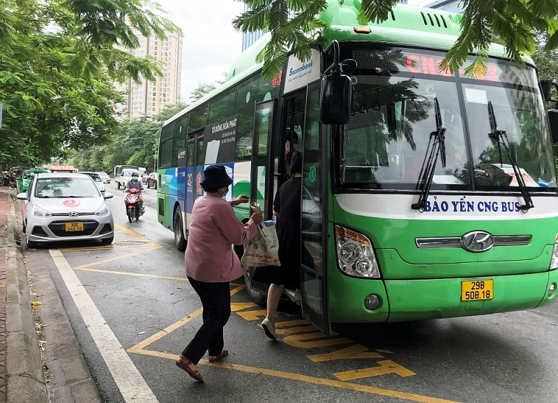 Người dân di chuyển bằng xe buýt ở Hà Nội (ảnh IT)