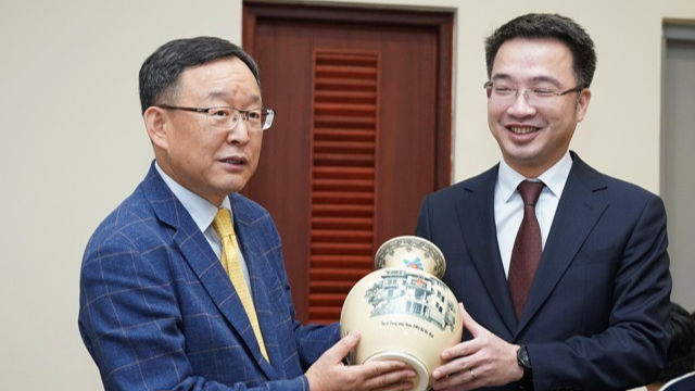 Bí thư Trung ương Đoàn Nguyễn Tường Lâm tặng quà lưu niệm cho ông Lee Hong Seok, Tham tán Nội vụ và An toàn Đại sứ quán Hàn Quốc tại Việt Nam