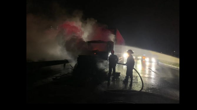 Nổ lốp, một xe ô tô đầu kéo cháy rụi trên cao tốc Hà Nội - Bắc Giang
