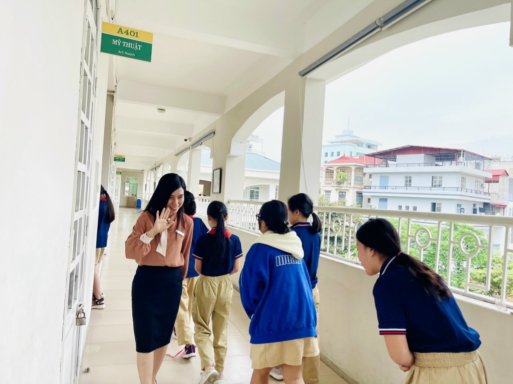 Học sinh trường Tiểu học Ái Mộ B đã quen mỗi khi gặp người lớn đều cúi chào thân thiện