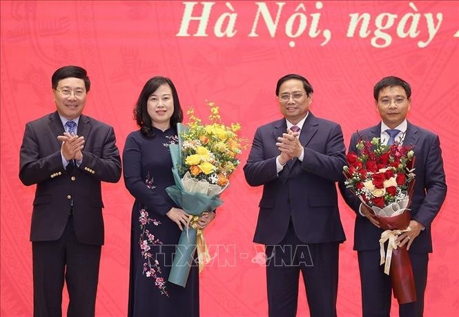 Thủ tướng Phạm Minh Chính và Phó Thủ tướng Thường trực Phạm Bình Minh chúc mừng Bộ trưởng Bộ Y tế Đào Hồng Lan và Bộ trưởng Bộ Giao thông Vận tải Nguyễn Văn Thắng. Ảnh: Dương Giang/TTXVN