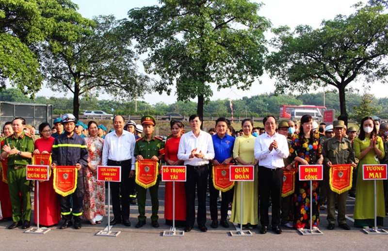 Lãnh đạo UBND quận Hoàng Mai trao Cờ lưu niệm cho các đơn vị tham gia Hội thao phòng cháy, chữa cháy
