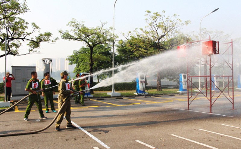 Lực lượng dân phòng và cảnh sát khu vực quận Hoàng Mai thi kỹ năng phòng cháy, chữa cháy