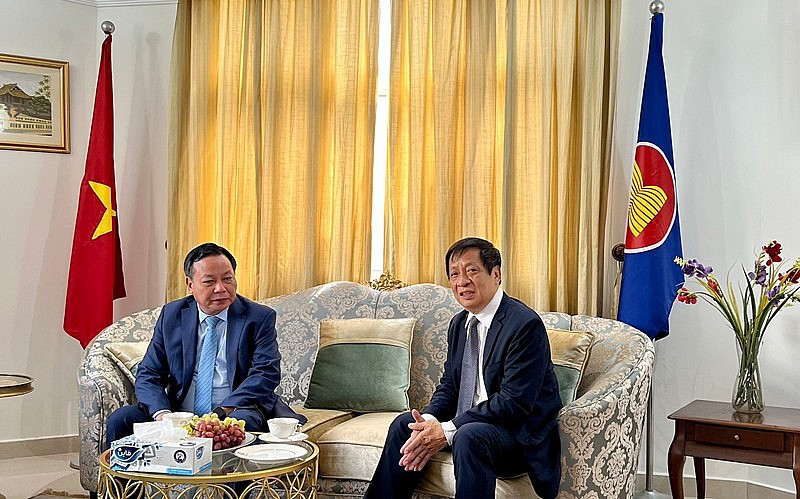 Phó Bí thư Thành ủy Hà Nội Nguyễn Văn Phong đánh giá cao vai trò của cơ quan đại diện ngoại giao của Việt Nam tại UAE đối với việc thúc đẩy hợp tác giữa Việt Nam và Các Tiểu vương quốc Ả Rập thống nhất nói chung
