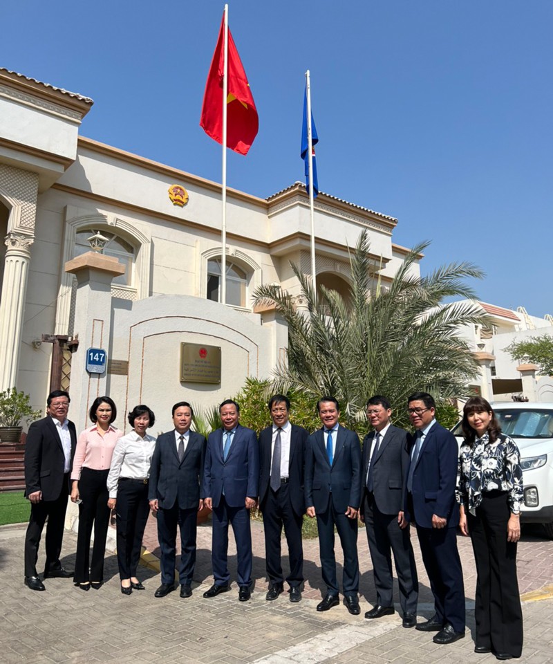 Nhân dịp chuyến công tác tại Các Tiểu vương quốc Ả Rập thống nhất, Đoàn đại biểu thành phố Hà Nội đã đến thăm và gặp gỡ với Đại sứ quán Việt Nam tại UAE